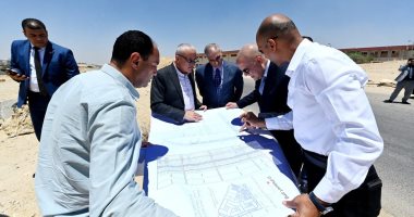 وزير الإسكان يتفقد مشروعات تطوير محاور الطرق ومشروع منطقة الخدمات بالقاهرة الجديدة