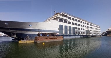 شركة المقاولون العرب تنجح فى رفع فندق عائم عملاق ببحيرة ناصر