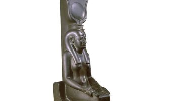 مقتنيات المتحف المصرى.. شاهد تمثال المعبودة إيزيس من العصر المتأخر