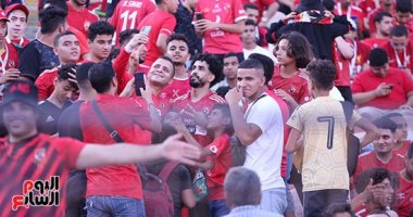 شاهد جماهير الأهلى تلتقط صورا مع شبيه مروان عطية فى مدرجات مباراة القمة
