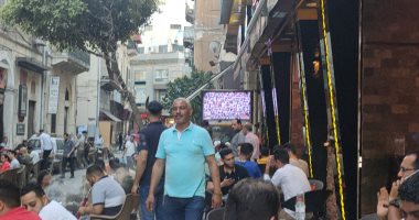 توافد جماهير الإسكندرية على المقاهى لمشاهدة مباراة الأهلى والزمالك.. صور