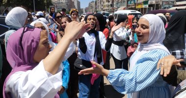 طلاب الثانوية العامة بالإسكندرية يحتفلون بنهاية الامتحانات على أغنية "سطلانة"