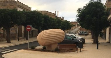 انهيار تمثال "البطيخ" فى إسبانيا بسبب ارتفاع درجات الحرارة إلى 45 درجة 