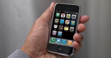 الإصدار الأول من iPhone يباع بأكثر من 300 ضعف سعره الأصلى فى المزاد