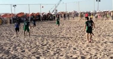 شاطئ إسحاق حلمى بالإسكندرية يشهد مباراة نهائى بطولة كرة الشاطئ