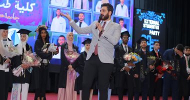 رئيس جامعة كفر الشيخ يشهد حفل تخرج دفعة 2023 من الطلاب الوافدين بكلية طب الأسنان