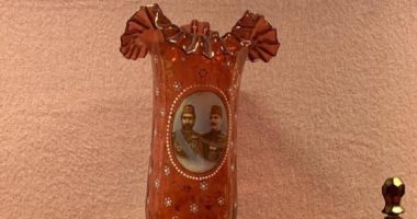 شاهد.."شمعدان الزجاج الأحمر" قطعة أثرية ترجع للأسرة العلوية بمتحف آثار الغردقة