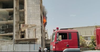 12 سيارة إطفاء تسيطر على حريق بمصنع أثاث مكتبى بالعبور.. و6 حالات اختناق