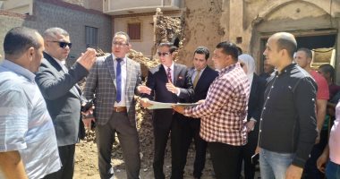 فريق من النيابة الإدارية يعاين انهيار عقار قرية الدوية ببني سويف