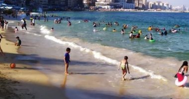 رفع الراية الخضراء على شواطئ الإسكندرية ونسبة الإقبال 60% 