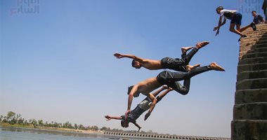 القفز فى الماء.. حيل الشباب للهروب من ارتفاع درجات الحرارة