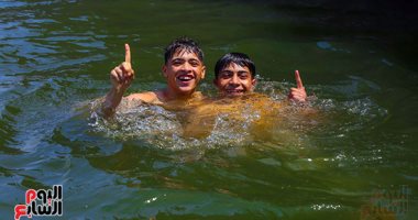 الهروب من حرارة الجو.. القفز فى الماء حيلة الشباب للتغلب على الصيف القاسي