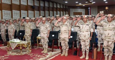 وزير الدفاع يلتقى عددا من مقاتلى المنطقة الغربية العسكرية.. فيديو