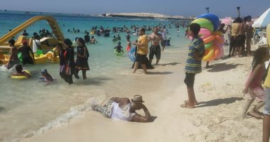 Les vacanciers se ruent sur les plages de Matruh dans une merveilleuse ambiance estivale… photos et vidéos