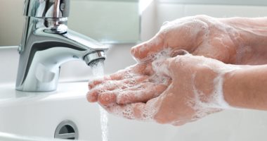 7 أشياء يجب غسل اليدين فور ملامستها.. النقود ومنيو المطاعم الأبرز