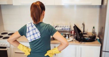 4 حيل تجعل مطبخك نظيفًا أثناء الطهي.. توفر وقتك ومجهودك