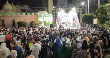 الآلاف فى الليلة الختامية لمولد المرسى أبو العباس بالإسكندرية.. فيديو وصور