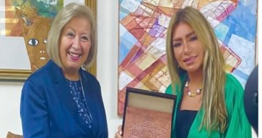 وزيرة الثقافة الأردنية تكرم الإعلامية شافكى المنيرى 