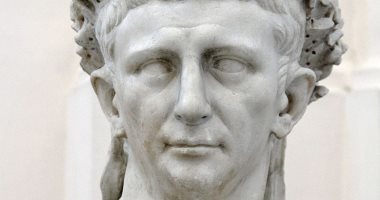 كلوديوس نبذته أسرته وأبعدته عن المناصب ومرضه أنقذه من الموت وأصبح إمبراطورا