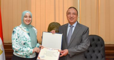 محافظ الإسكندرية يكرم صاحبة المركز الثالث بالثانوية العامة على مستوى الجمهورية