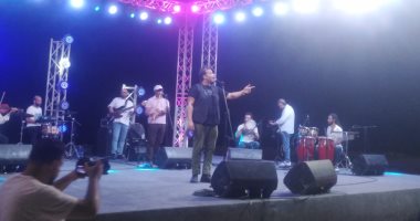 وائل الفشنى يغني لـ سيد درويش فى حفل مهرجان العلمين