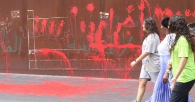 اللون الأحمر طريقة اللبنانيين لإحياء الذكرى الثالثة لانفجار مرفأ بيروت.. صور
