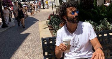 قهوة ودكة.. خالد النبوى يشارك متابعيه صورا من عطلته الصيفية