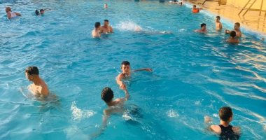 إقبال على حمامات السباحة بمراكز الشباب فى بنى سويف هربا من الطقس الحار.. صور