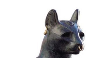 حيوانات مقدسة.. هل حلق المصريون القدماء حواجبهم حزنًا على موت القطط؟