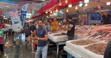 البيع على نغمات الأغاني.. أجواء احتفالية في سوق الأسماك الحضاري ببورسعيد.. فيديو وصور