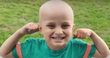 طفل أمريكى يبيع دجاجتين بـ12 ألف دولار لعلاج شقيقه من السرطان.. فيديو