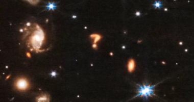 العلماء يكشفون حقيقة "علامة استفهام" كونية رصدها تليسكوب جيمس ويب