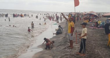 توافد المواطنين من مختلف المحافظات للاستمتاع بشواطئ مصيف بلطيم  