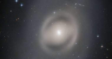 تلسكوب هابل يلتقط صورة لمجرة على شكل عدسة