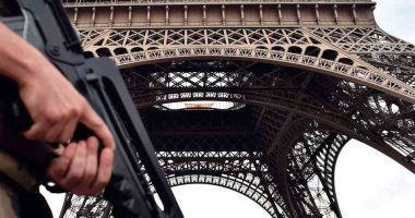إخلاء 3 طوابق.. الشرطة الفرنسية تغلق برج إيفل بعد تهديد بوجود قنبلة "فيديو"