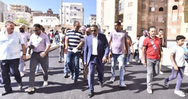 محافظ مطروح يتفقد أعمال رصف الشوارع الداخلية بالمدينة.. صور   