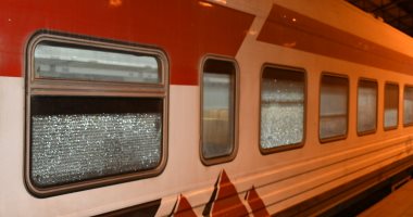 رشق قطار مطروح بالحجارة وكسر الزجاج.. والنقل: ظاهرة سلبية خطيرة