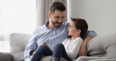 5 خطوات للتواصل مع طفلك حتى لو كنت مشغولاً.. هتقربكم من بعض