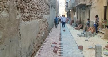 تركيب الإنترلوك بالشوارع الضيقة فى مدينة ديروط بأسيوط وفقاً لخطة التطوير