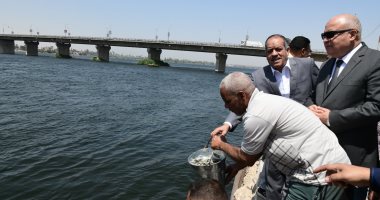 إنزال مليون زريعة سمكية بنهر النيل في قنا لتنمية الثروة السمكية.. صور