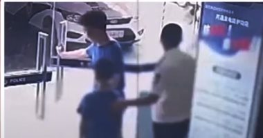 طلب اللجوء لدار أيتام.. طفل صينى يشتكى أمه بمركز شرطة لهذا السبب (فيديو)
