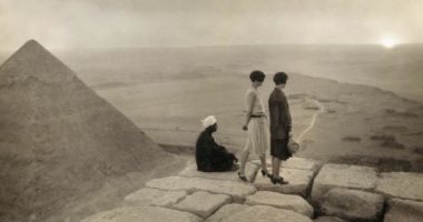 صورة لسائحتين ومرشد محلى من أعلى الهرم الأكبر سنة 1920