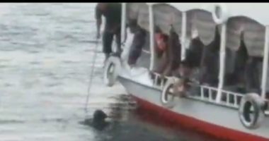 محافظ أسوان يتابع عملية انتشال جثمان طفل غرق فى مياه النيل.. صور وفيديو