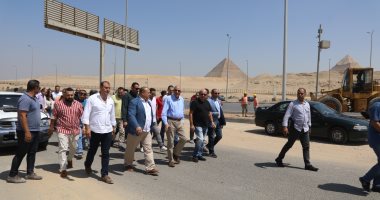محافظ الجيزة يتفقد أعمال تطوير المنطقة والطرق المحيطة بالمتحف المصري الكبير