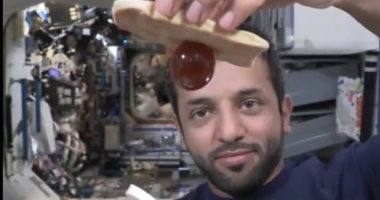 رائد الفضاء الإماراتى سلطان النيادى ينشر فيديو عن تناول العسل فى المحطة الدولية