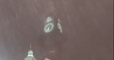 أمطار غزيرة على الكعبة أثناء صلاة المغرب ورفع الإنذار الأحمر.. فيديو