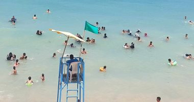 استقرار حالة البحر على شواطئ الإسكندرية ورفع الرايات الخضراء  