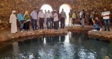 محافظ جنوب سيناء يدعو الشركات السياحية لإدراج حمام موسى ضمن برامجها