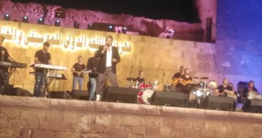 مصطفى حجاج يبدأ حفله بمهرجان القلعة بأغنية "يا بتاع النعناع"