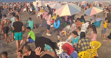 أجواء شديدة الحرارة بكفر الشيخ وسط توافد المصطافين على شواطئ بلطيم.. صور